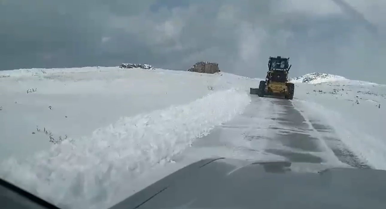 Şırnak’ta mevsimin ilk karı köy yolunu kapattı, ekipler seferber oldu
