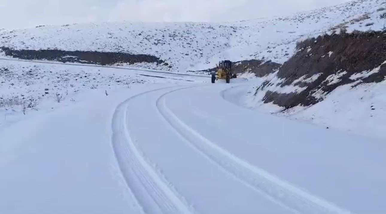 Şırnak’ta mevsimin ilk karı köy yolunu kapattı, ekipler seferber oldu
