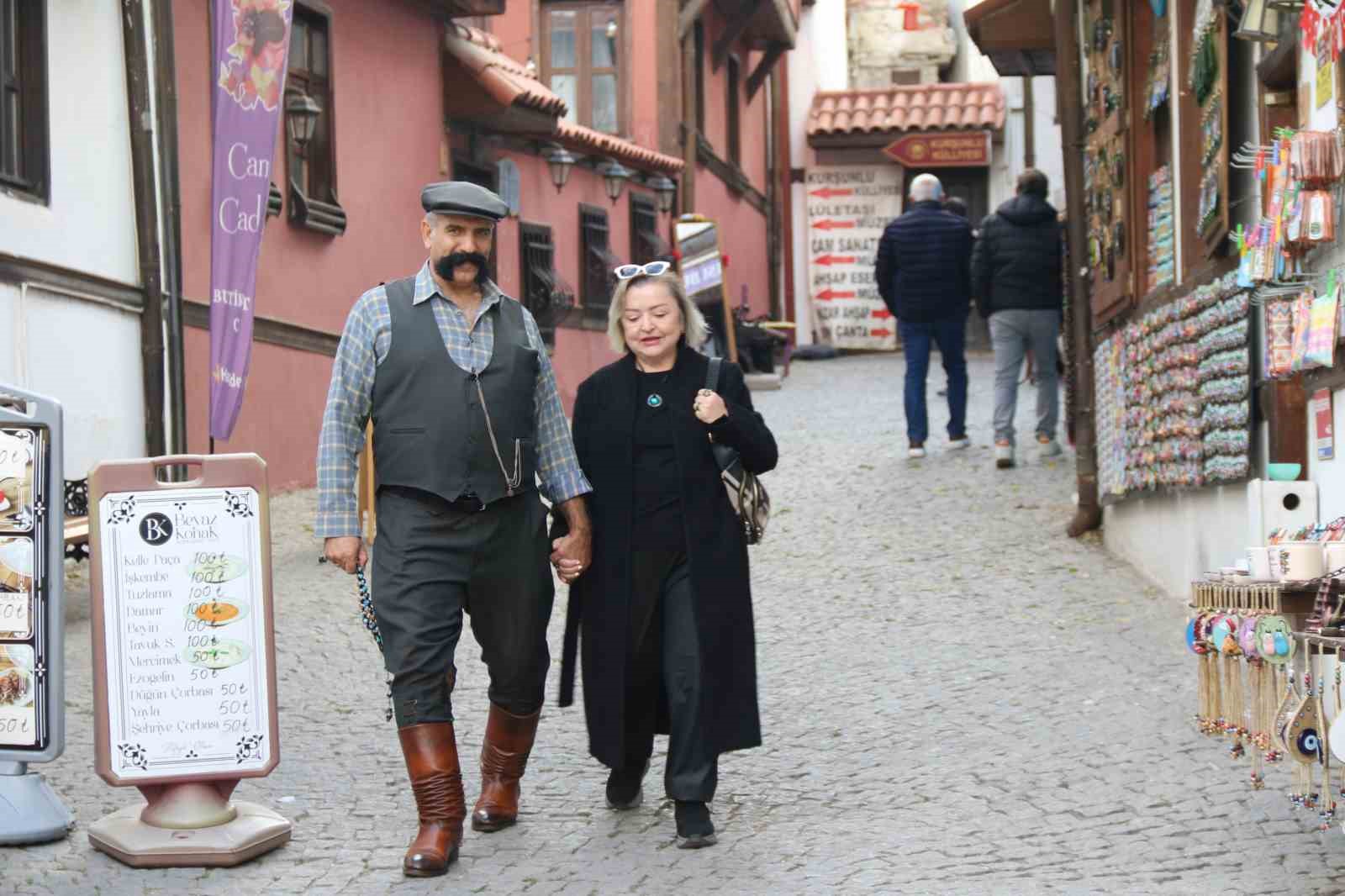 Gören dönüp bir daha bakıyor
