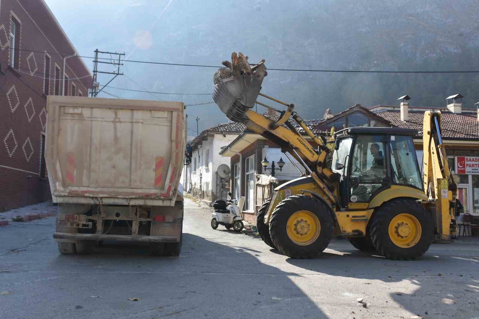 İnönü’de tehlike saçan metruk bina yıkıldı
