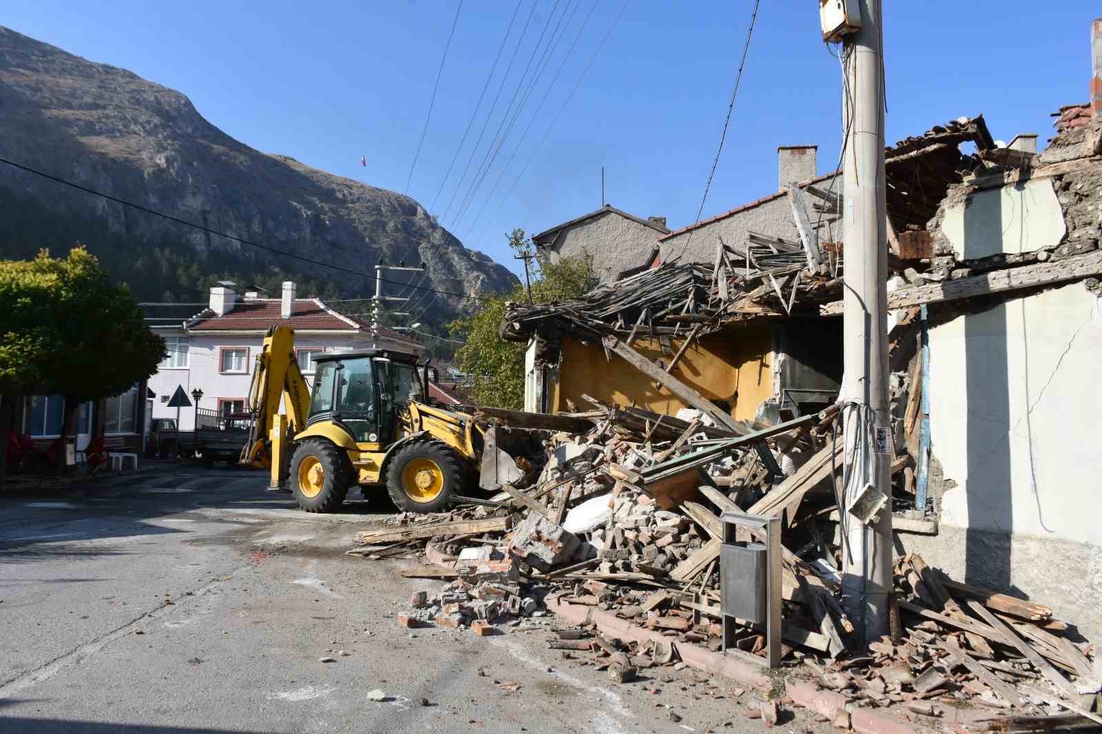 İnönü’de tehlike saçan metruk bina yıkıldı
