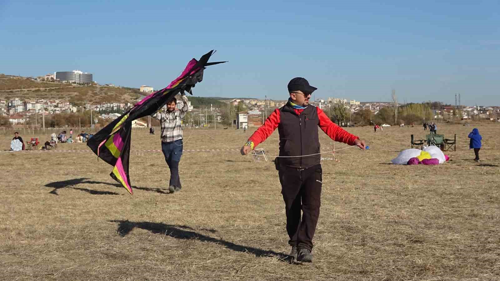 Gökyüzü rengarenk uçurtmalarla doldu
