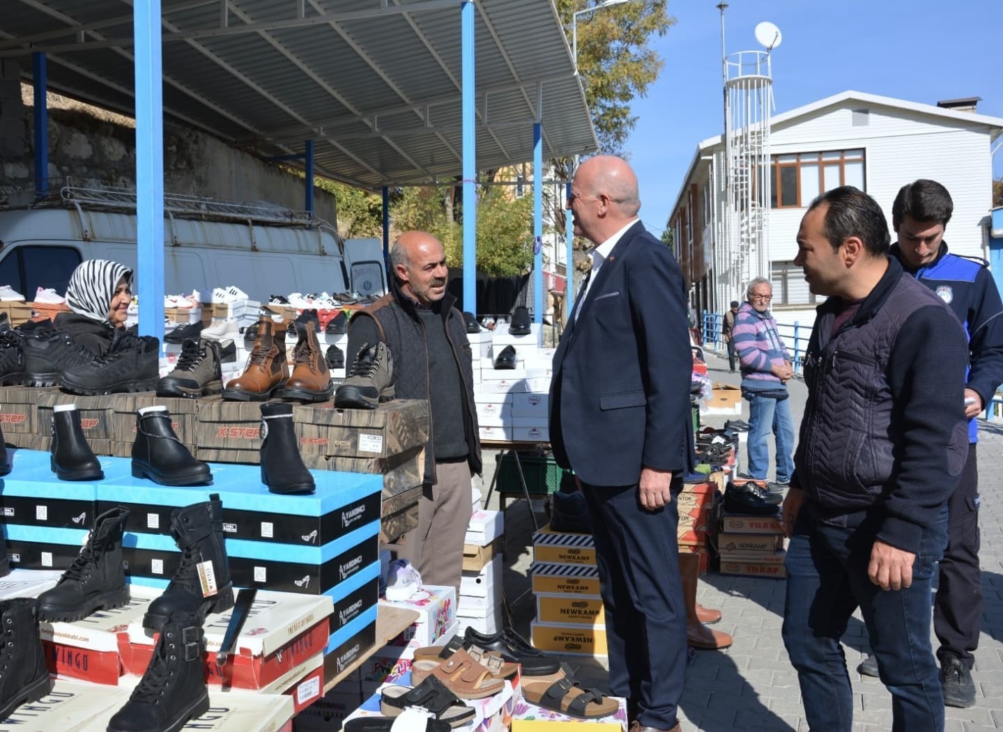 Başkan Kumral pazaryerinde esnaf ve vatandaşlarla Buluştu
