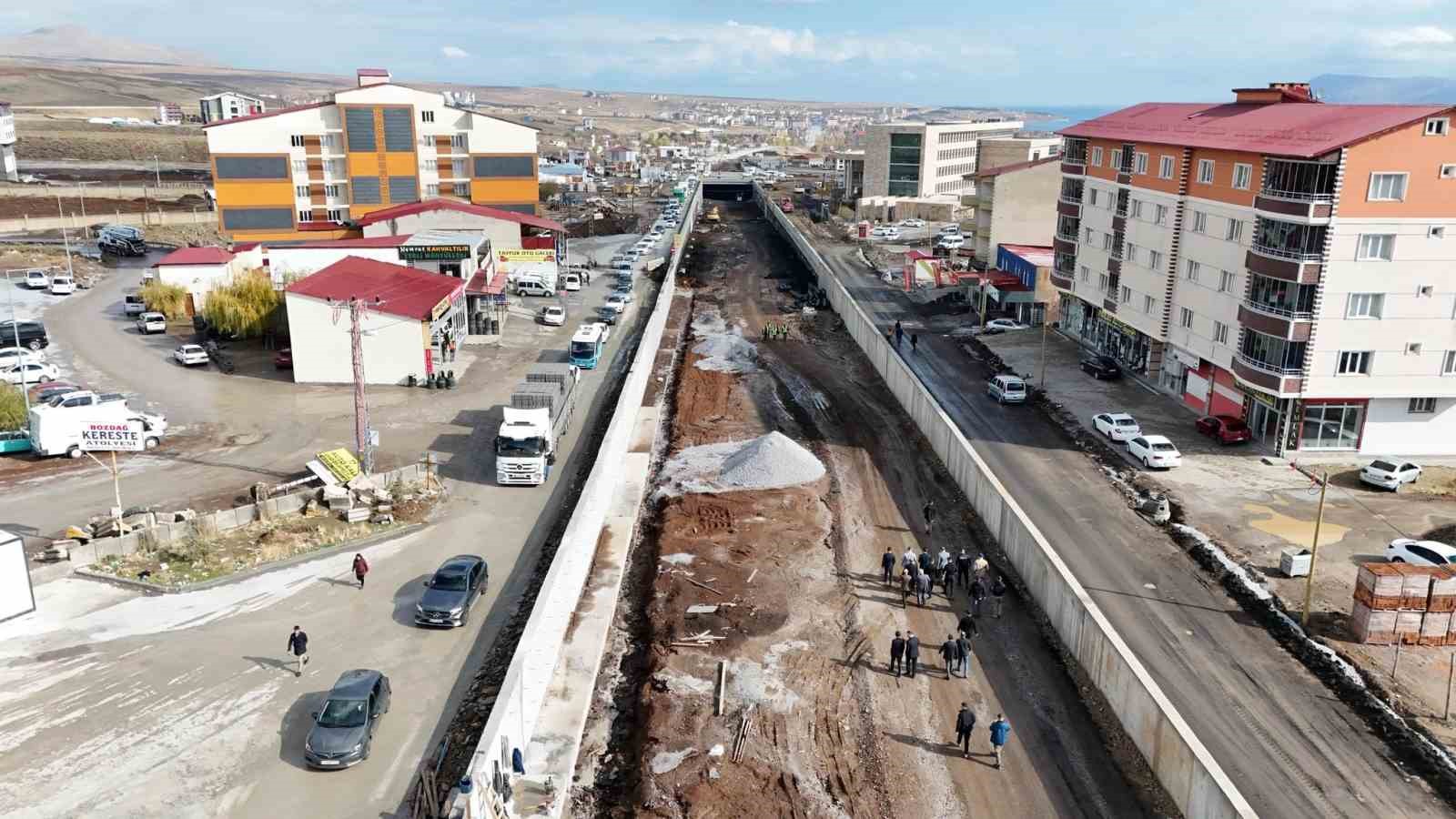 Vali Karakaya’dan Tatvan’daki çalışmaları denetledi
