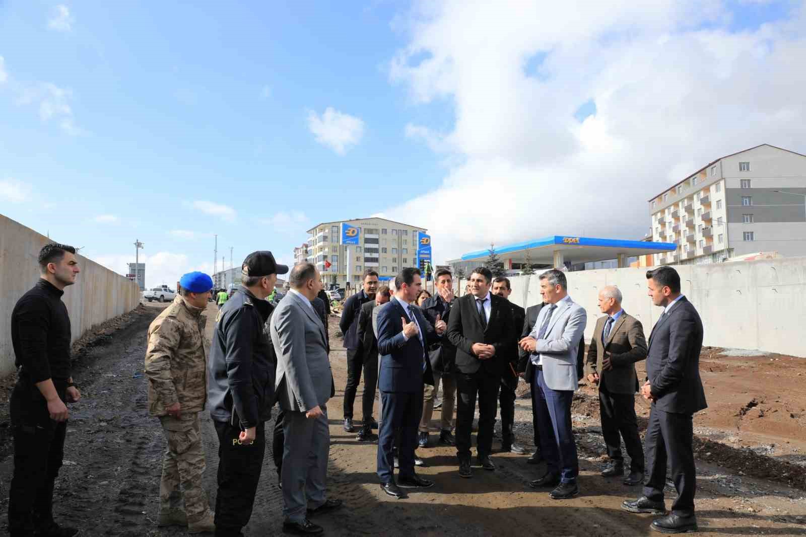 Vali Karakaya’dan Tatvan’daki çalışmaları denetledi
