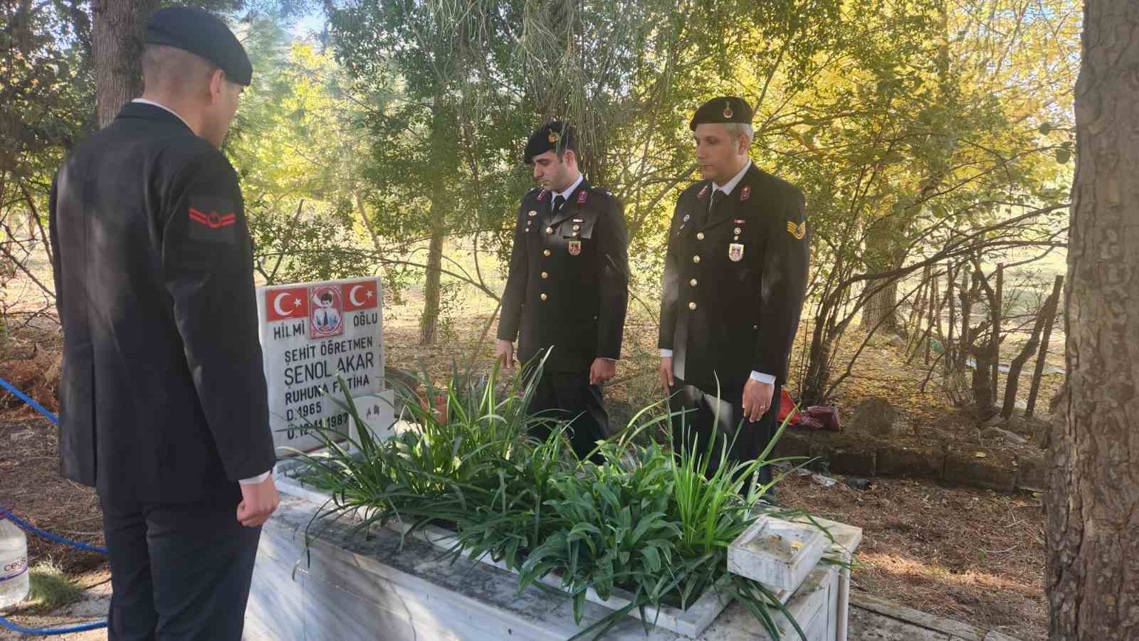 Türkiye’nin ilk şehit öğretmeni mezarı başında anıldı
