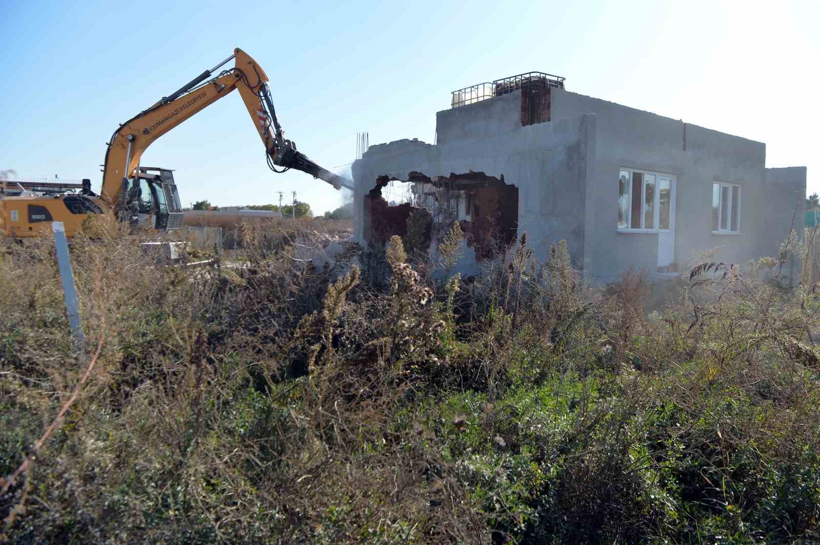 Doğanevler’de kaçak 3 yapı yıkıldı
