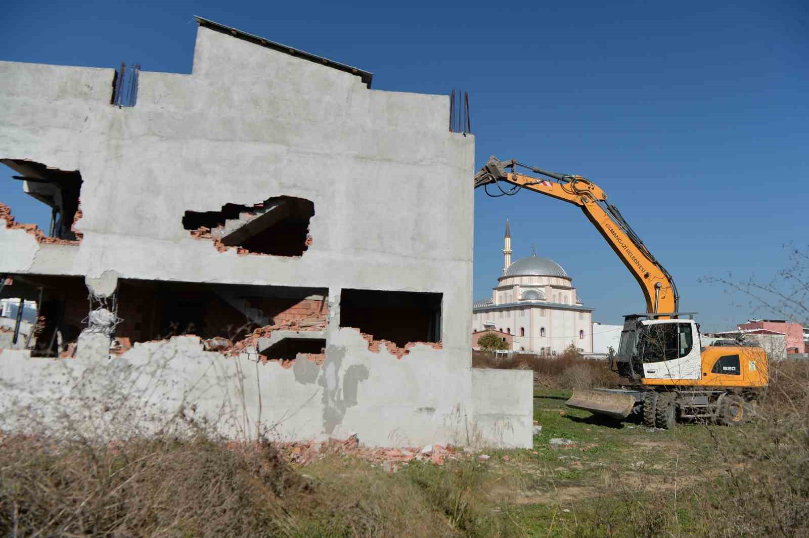 Doğanevler’de kaçak 3 yapı yıkıldı
