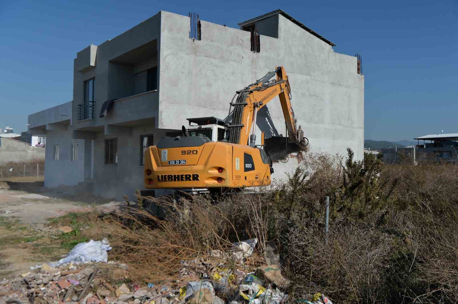 Doğanevler’de kaçak 3 yapı yıkıldı
