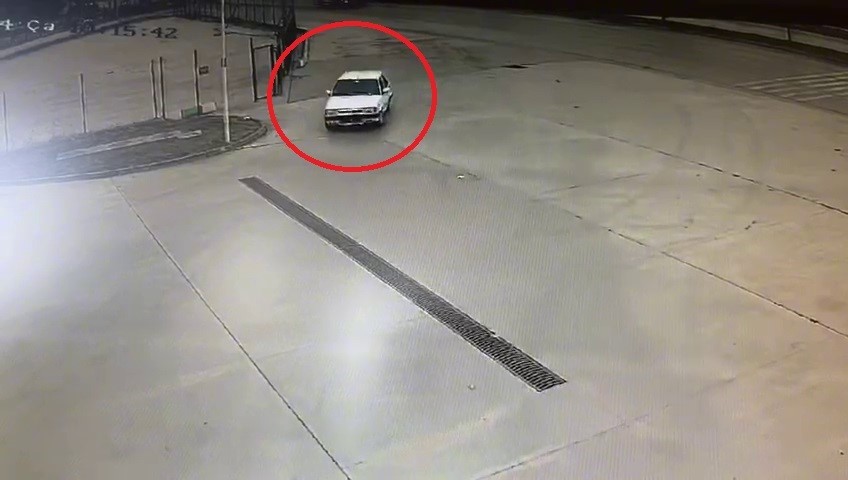 (Özel) Çaldığı otomobili arkadaşına hediye eden şüpheli önce kameraya sonra polise yakalandı
