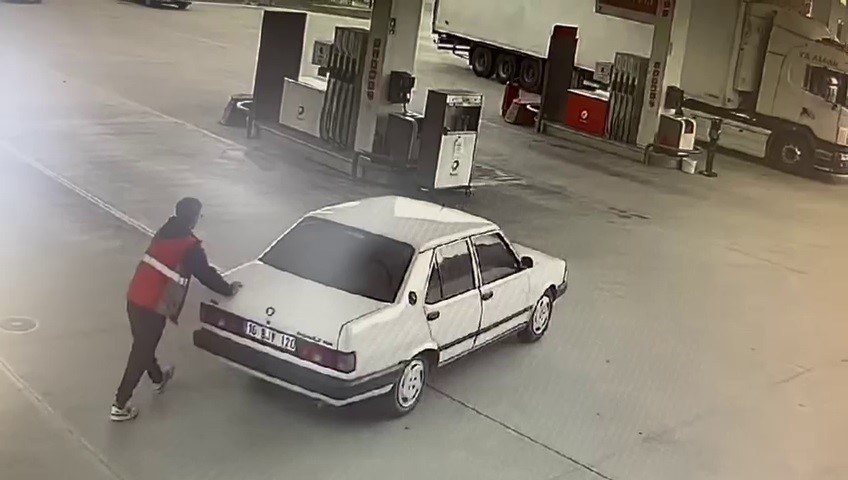 (Özel) Çaldığı otomobili arkadaşına hediye eden şüpheli önce kameraya sonra polise yakalandı
