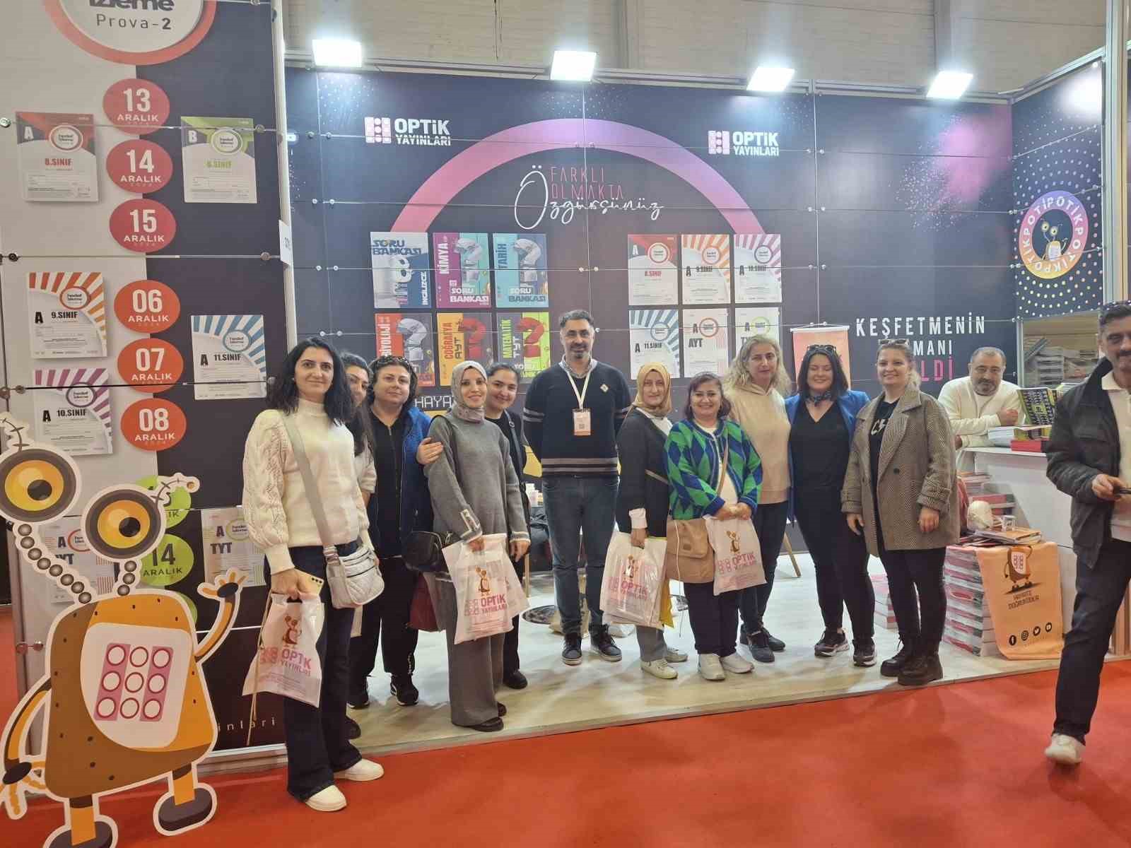 Öğretmenler yazarlar ve yayıncılarla kitap fuarında buluştu
