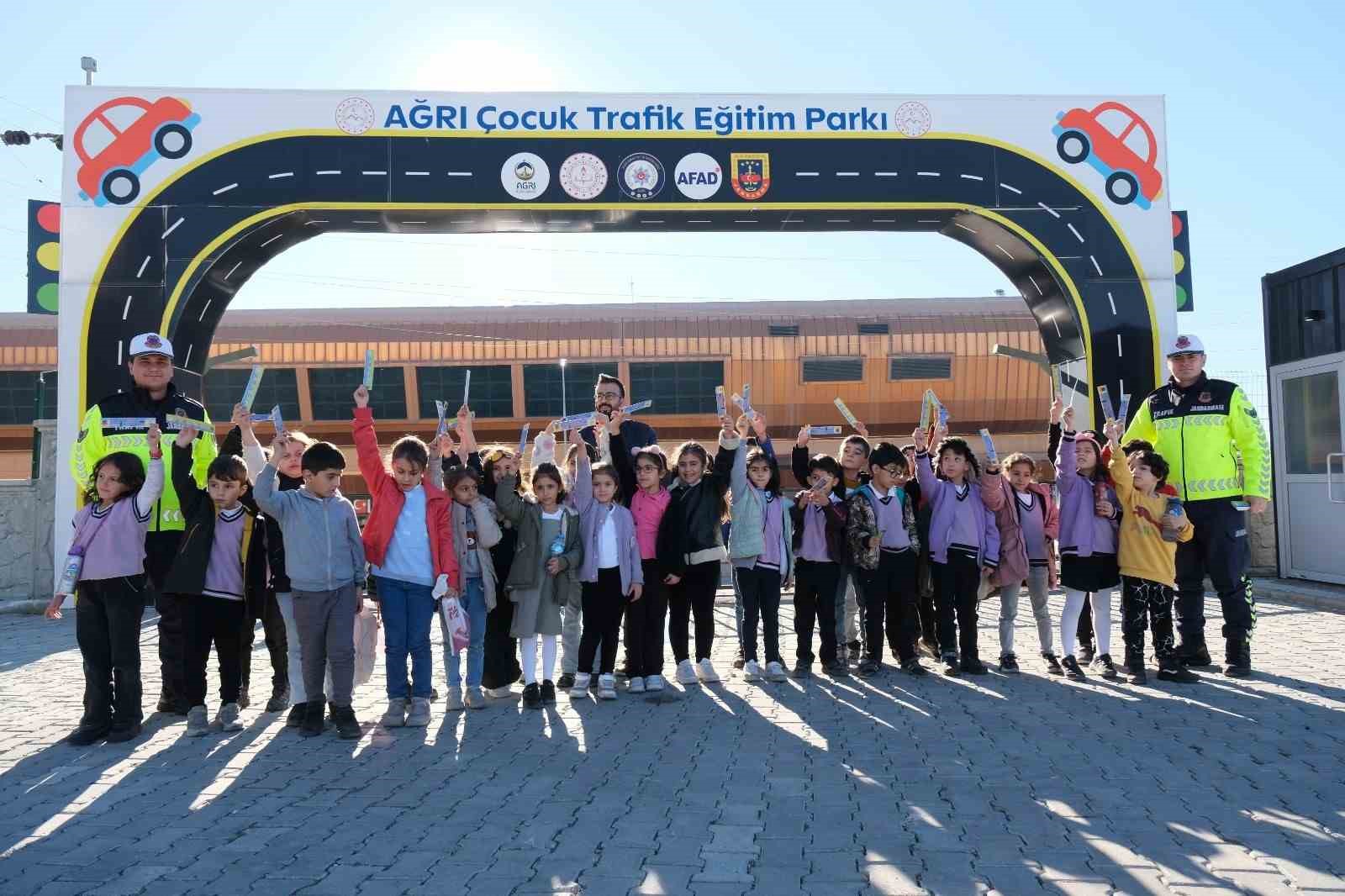 Ağrı’da çocuklar trafik kurallarını eğlenerek öğreniyor
