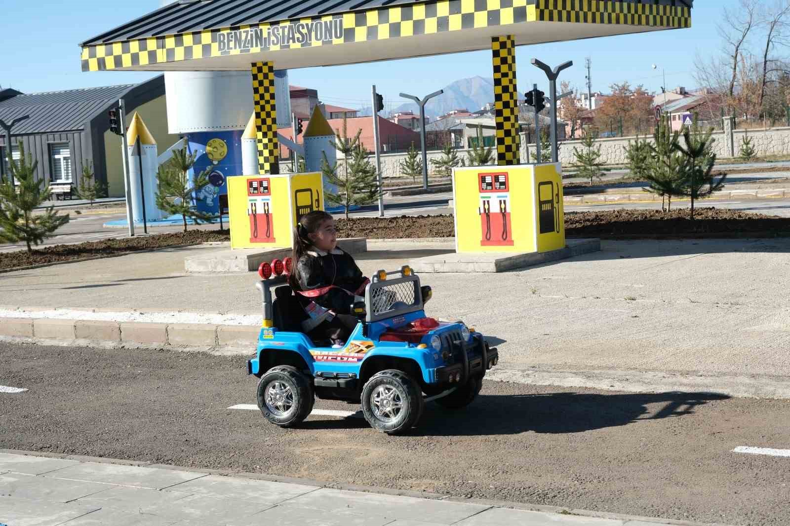 Ağrı’da çocuklar trafik kurallarını eğlenerek öğreniyor
