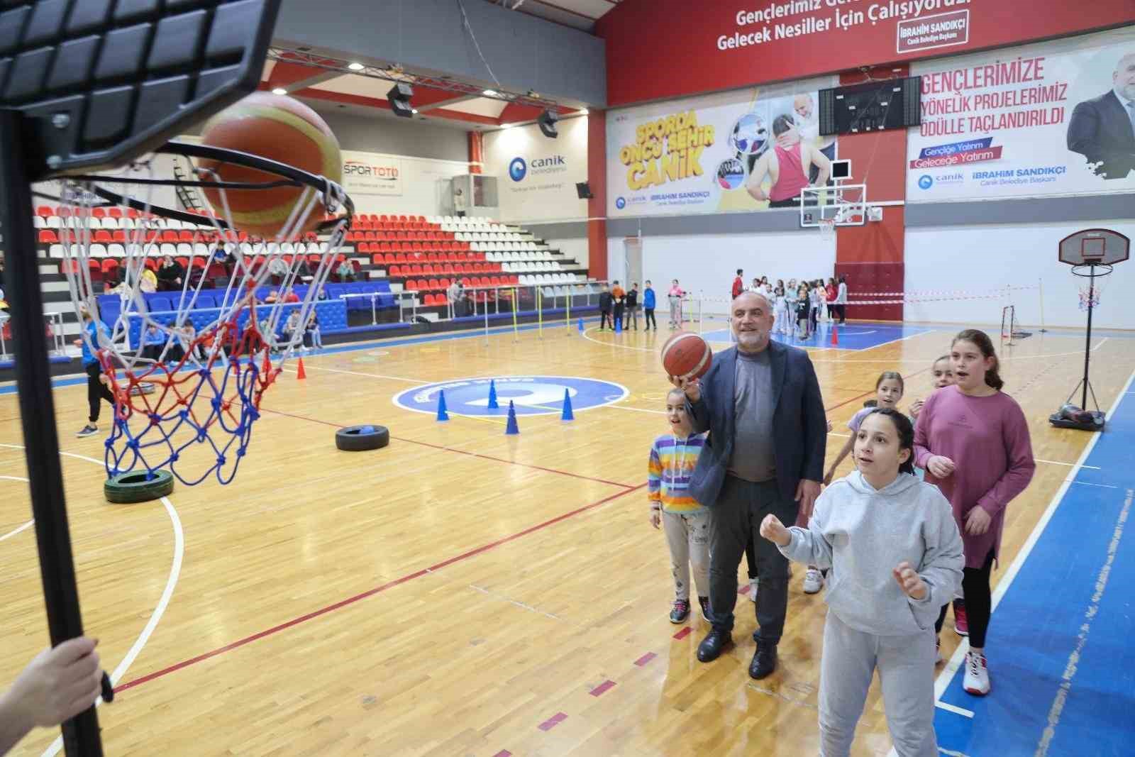 Canik’te öğrenciler ara tatilde bilim, teknoloji ve sporla buluşuyor
