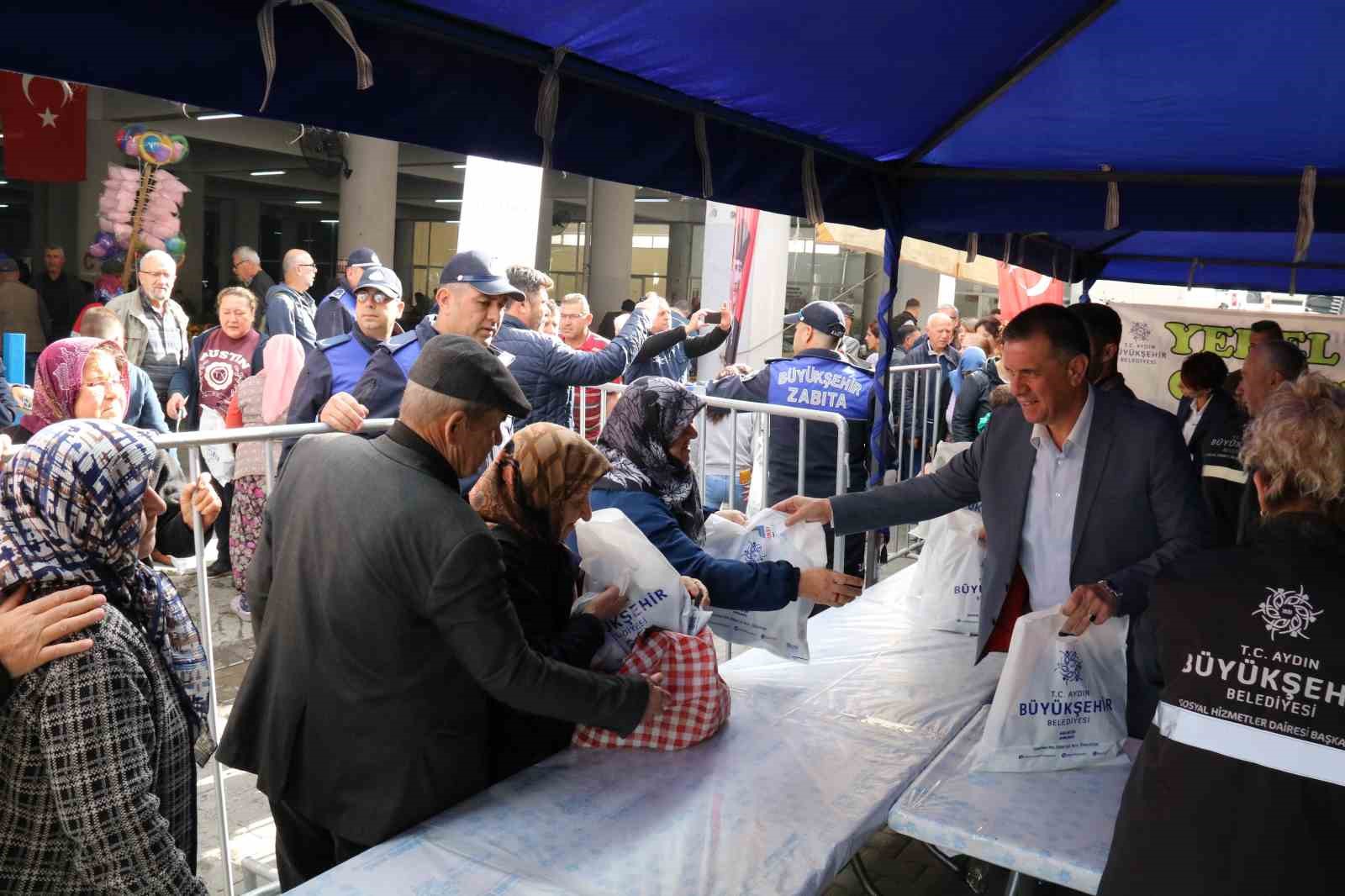 Aydın BŞB Yenipazar’da fide dağıttı
