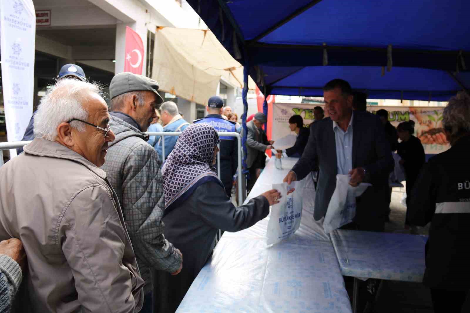 Aydın BŞB Yenipazar’da fide dağıttı
