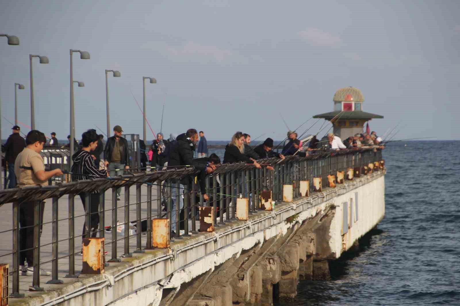 Ordu’da amatör balıkçılar rıhtıma akın etti
