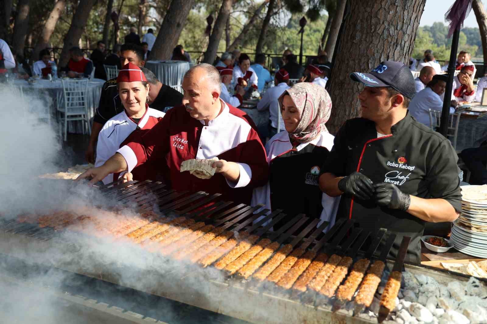 Coğrafi işaretli Adana kebabının inceliklerini ustasından öğrendiler
