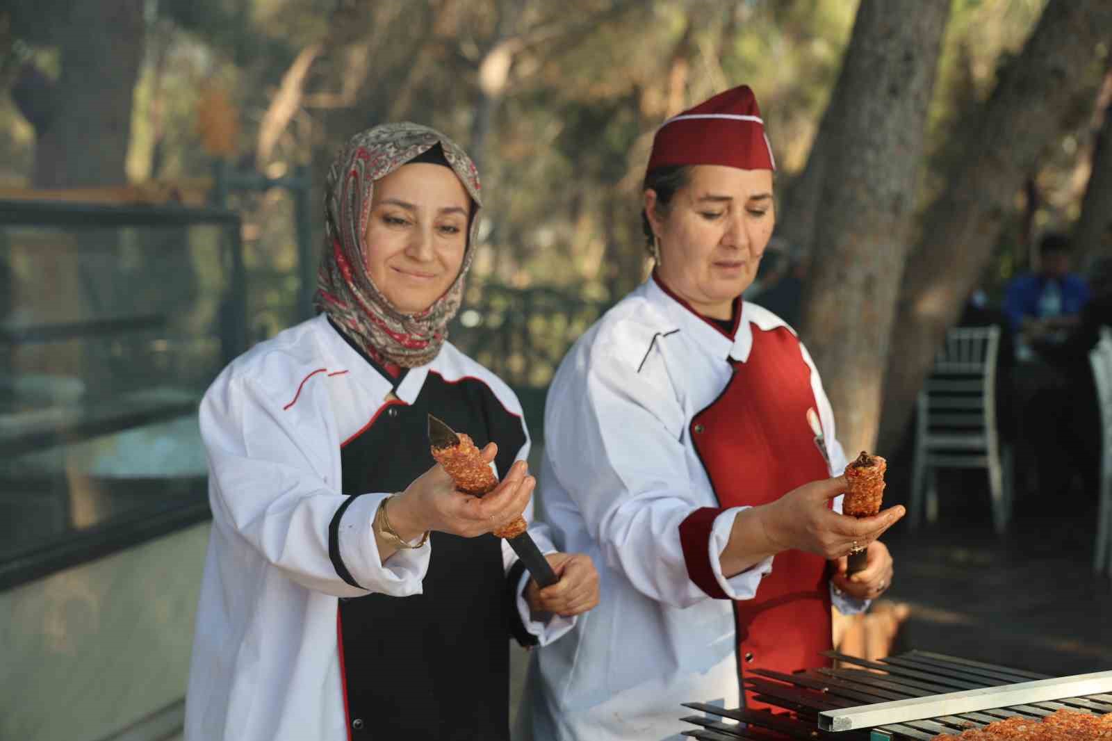 Coğrafi işaretli Adana kebabının inceliklerini ustasından öğrendiler
