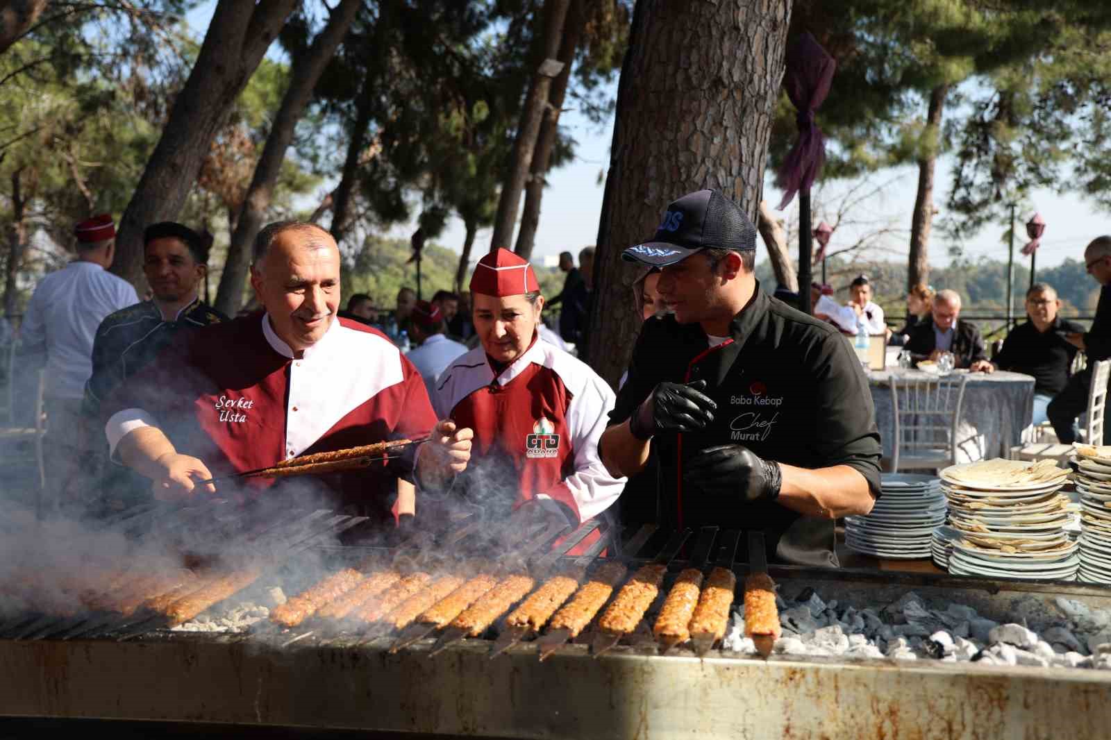 Coğrafi işaretli Adana kebabının inceliklerini ustasından öğrendiler
