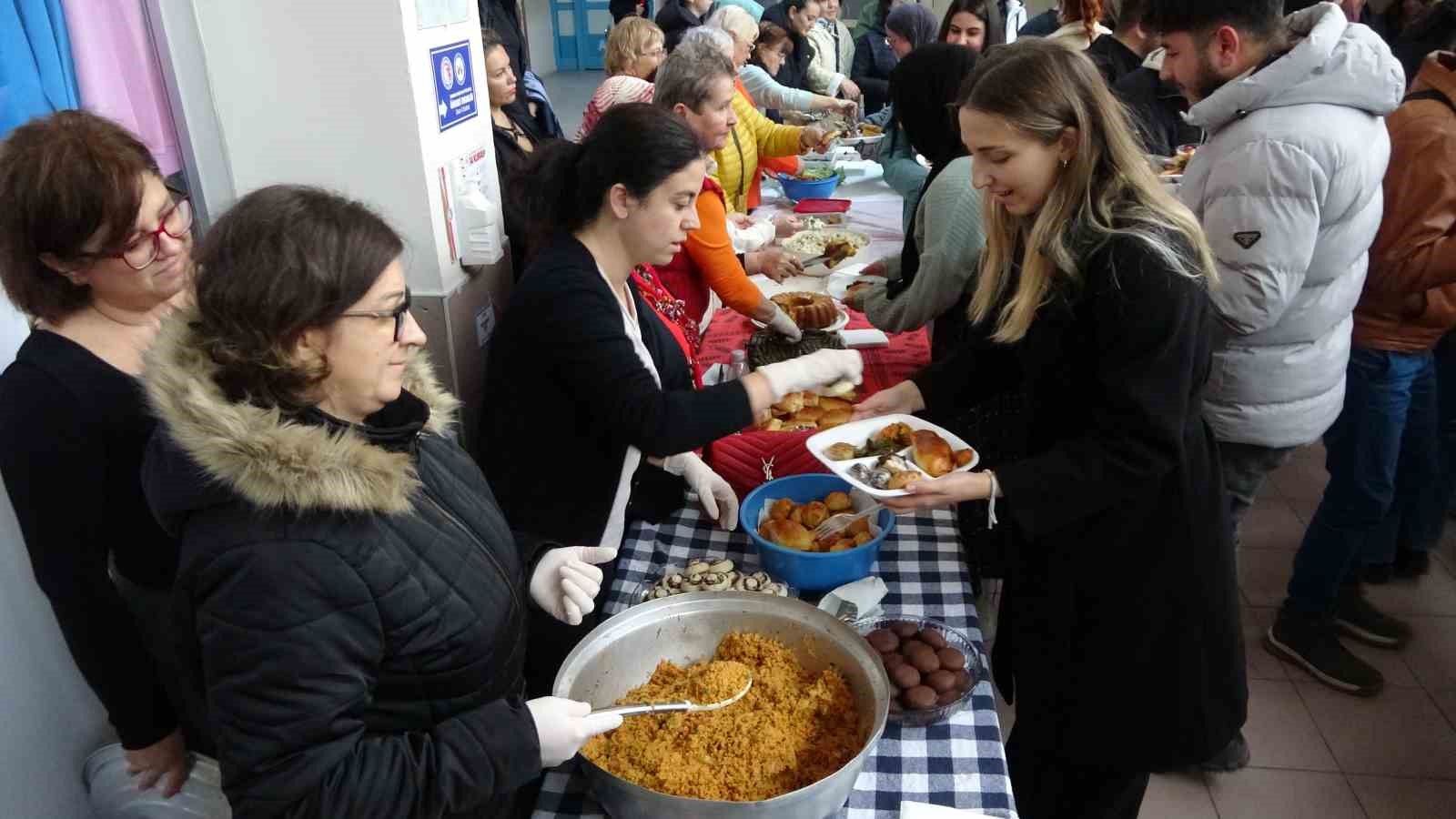 Çanakkale’de 101 anne üniversite öğrencileri için ev yemekleri hazırladı
