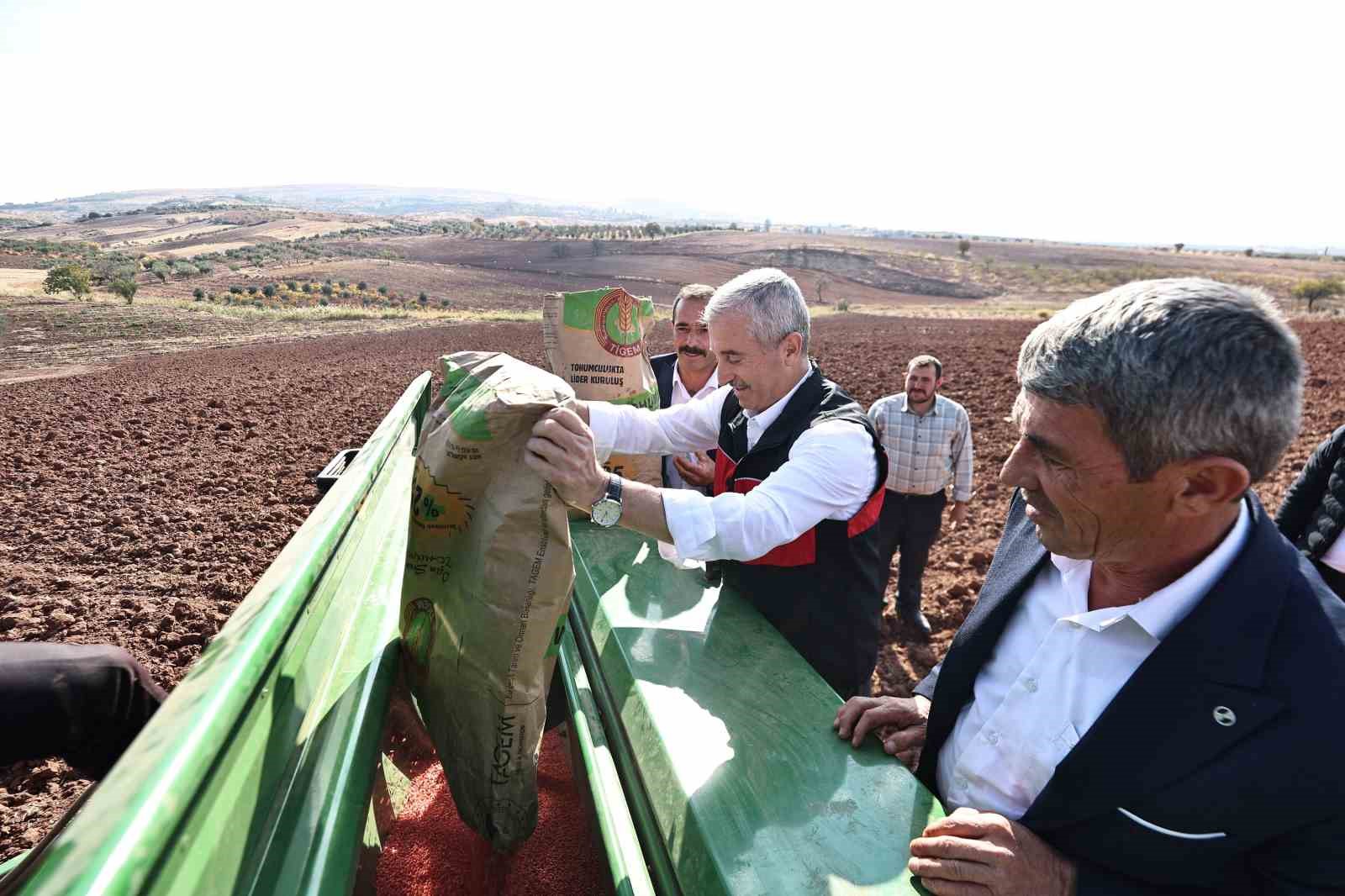 Tahmazoğlu dağıttığı tohumları çiftçilerle ekti
