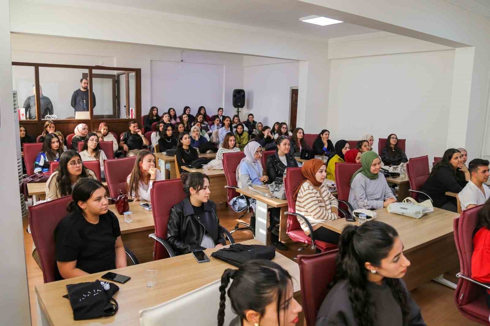 Efeler Belediyesi üniversiteli gençleri ağırladı
