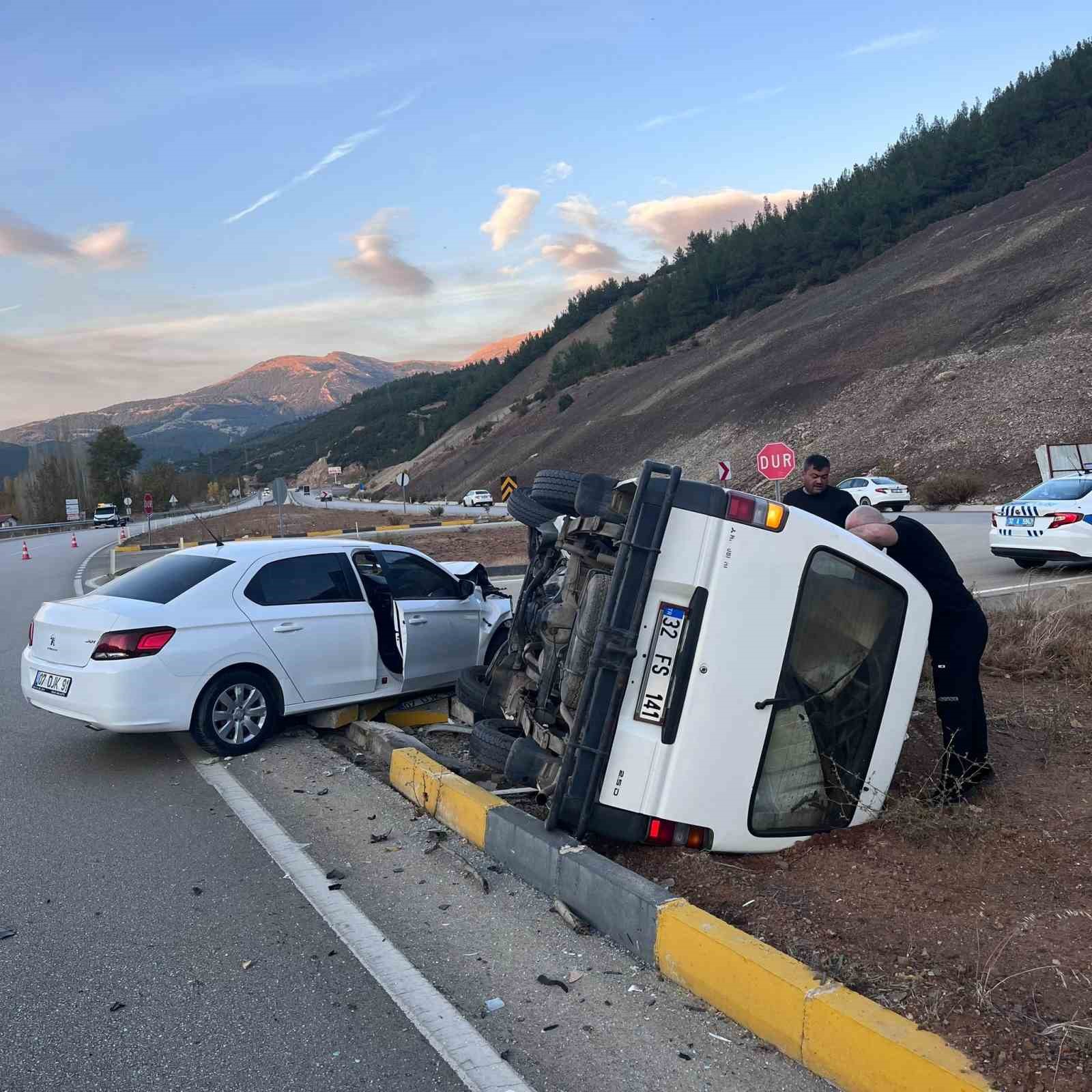 Isparta’da otomobil ile midibüs kavşakta çarpıştı: 5 yaralı
