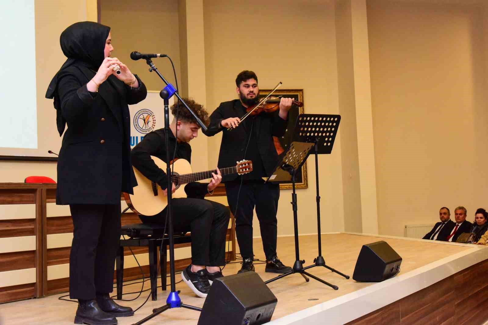 Kastamonu Üniversitesi Rektörü Topal: “Gençlerimizi modern, popüler kültürün insafına terk edemeyiz”
