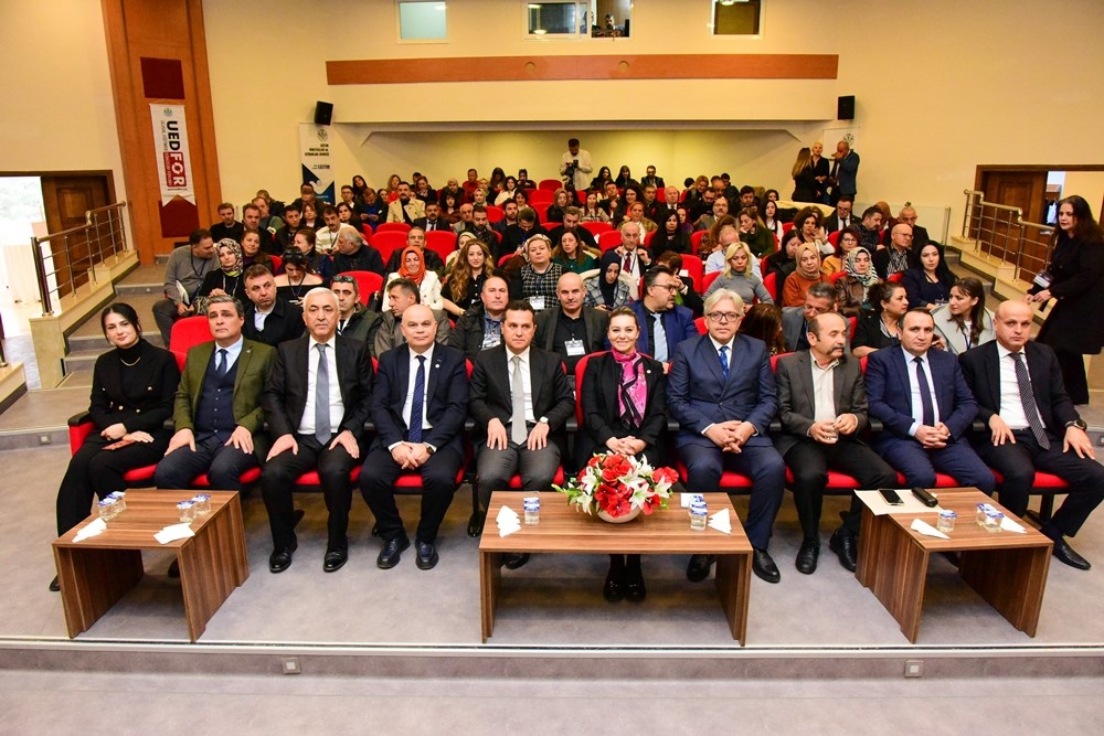 Kastamonu Üniversitesi Rektörü Topal: “Gençlerimizi modern, popüler kültürün insafına terk edemeyiz”
