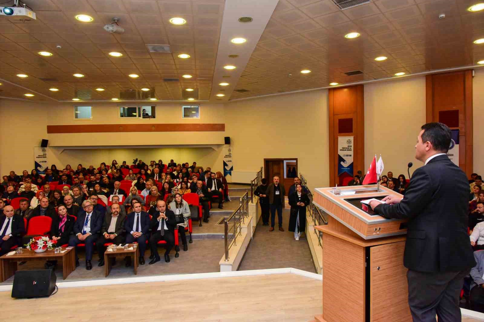 Kastamonu Üniversitesi Rektörü Topal: “Gençlerimizi modern, popüler kültürün insafına terk edemeyiz”
