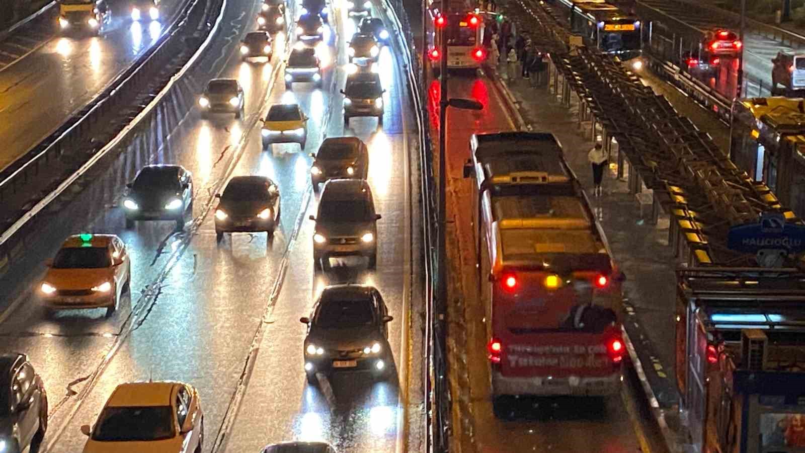 İstanbul’da yağışla birlikte trafik yoğunluğu yüzde 90’a yaklaştı
