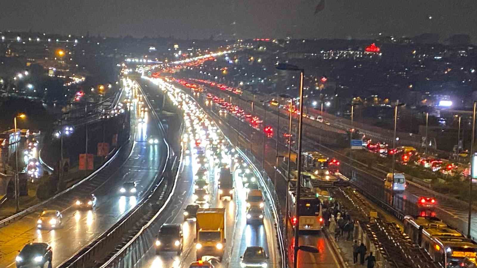 İstanbul’da yağışla birlikte trafik yoğunluğu yüzde 90’a yaklaştı
