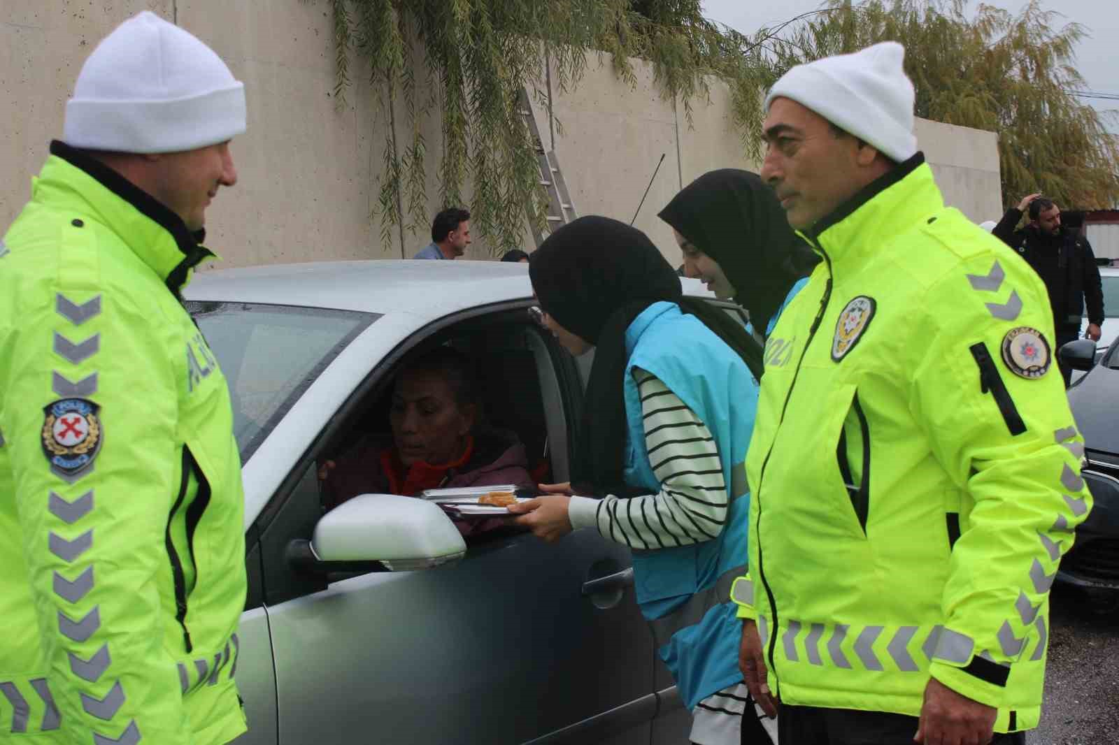 Öğrencilerden polislere destek ziyareti
