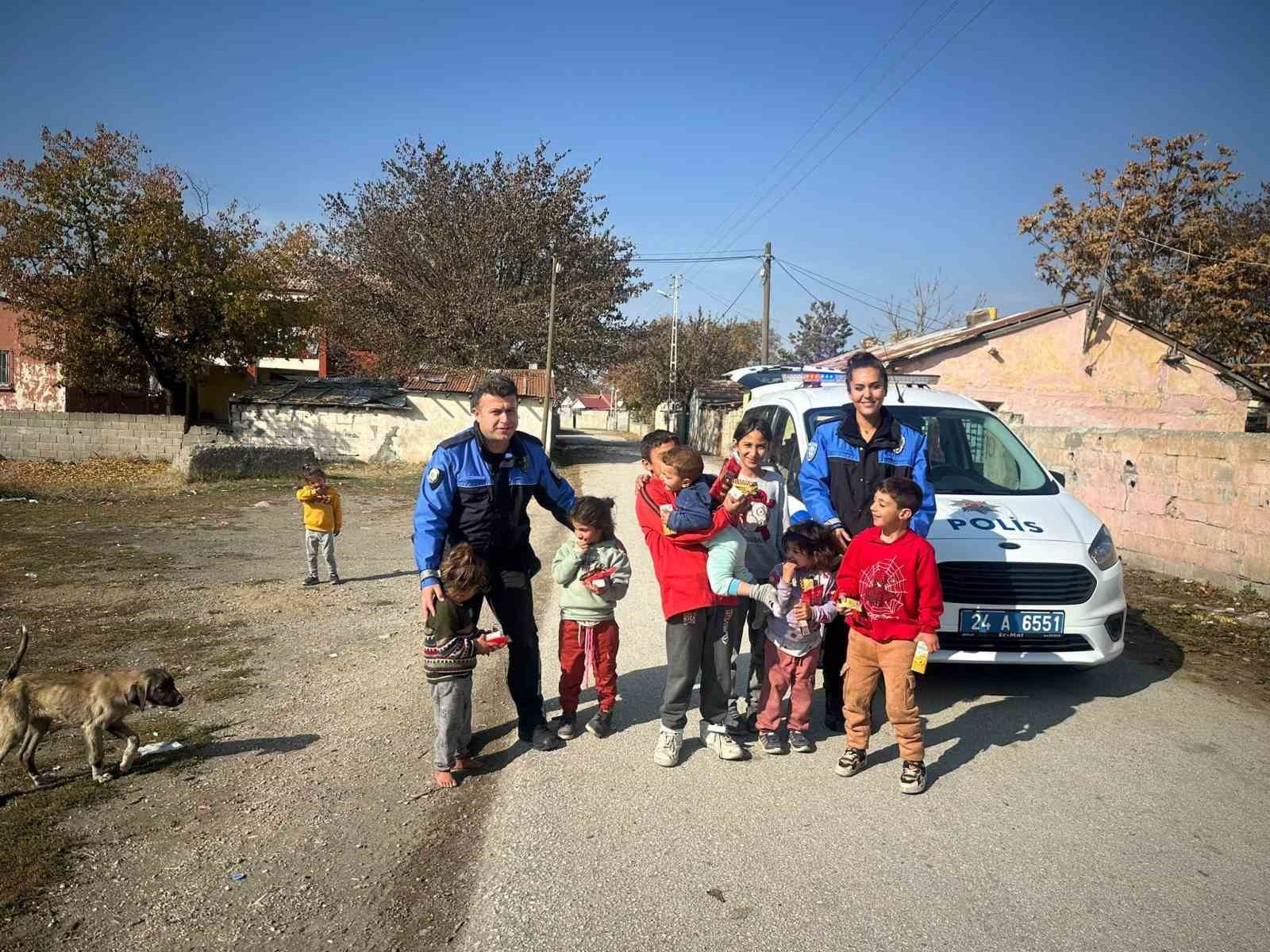 Polisler çocuklarla şenlendi
