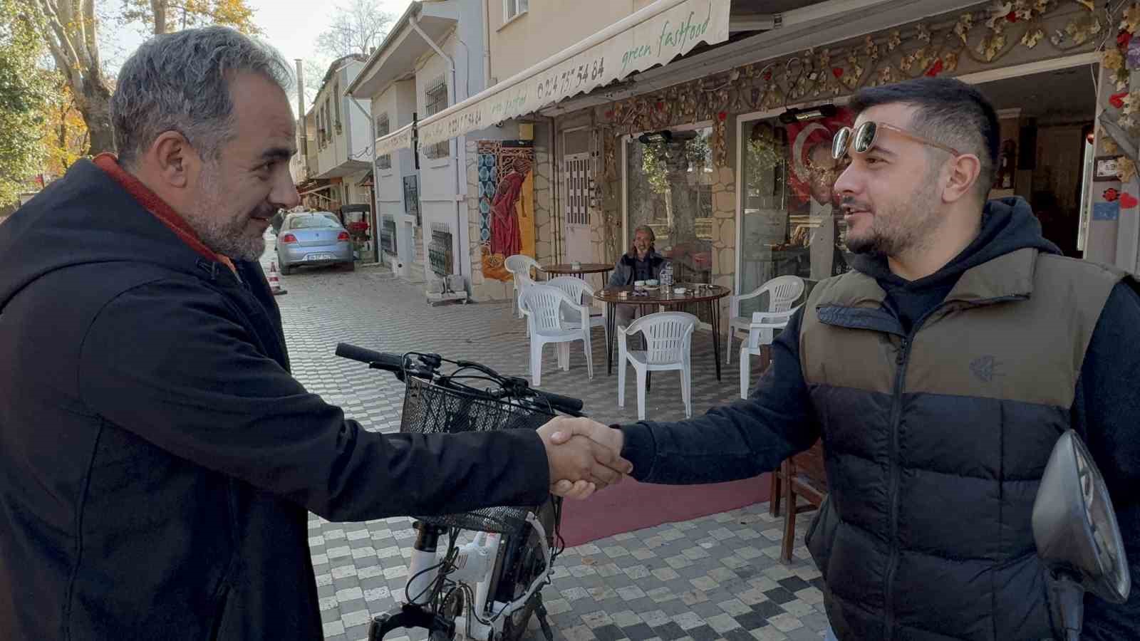 Ipone ile motosikletini takas etti, üzerine de 10 gün bedava kavurma yiyecek
