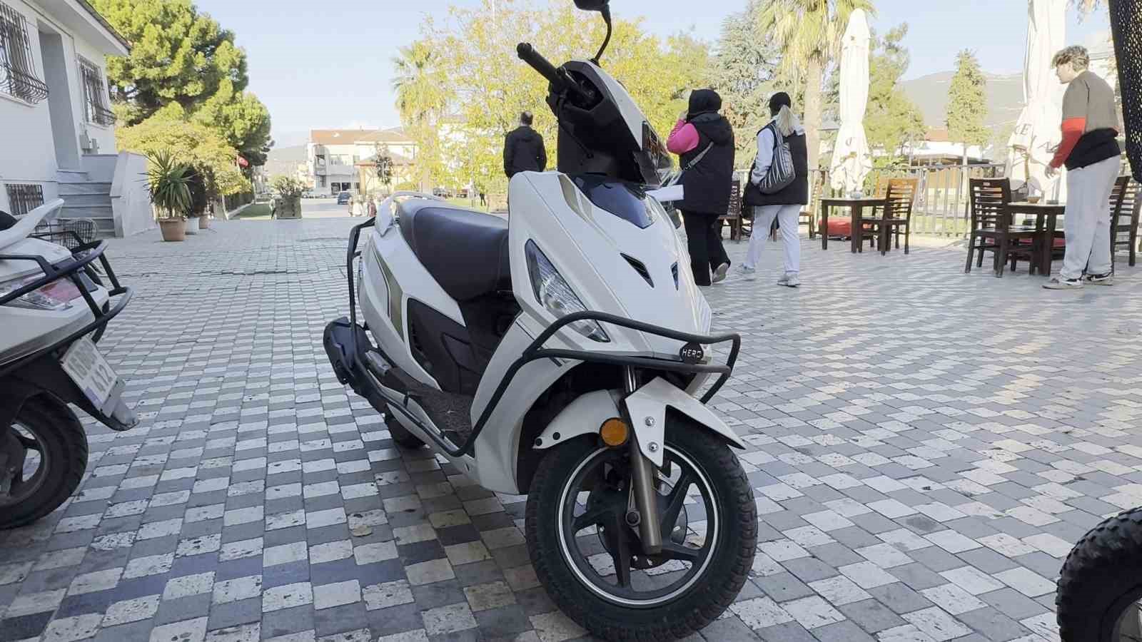 Ipone ile motosikletini takas etti, üzerine de 10 gün bedava kavurma yiyecek
