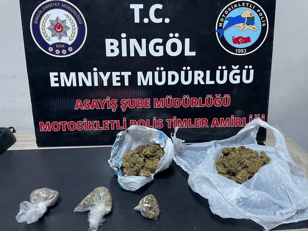 Bingöl’de ruhsatsız silah ve uyuşturucu ele geçirildi
