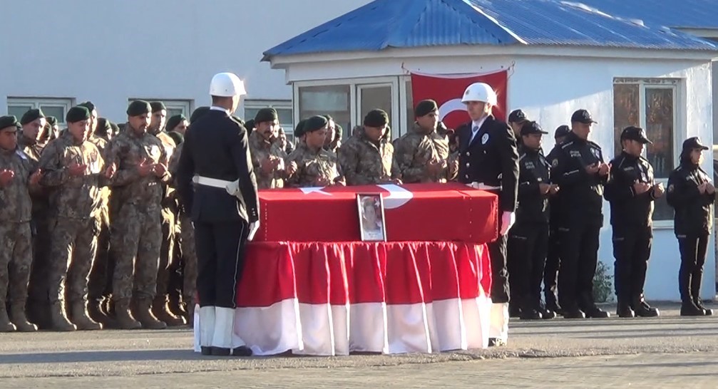 Atış eğitimi sırasında şehit olan polis için tören düzenlendi
