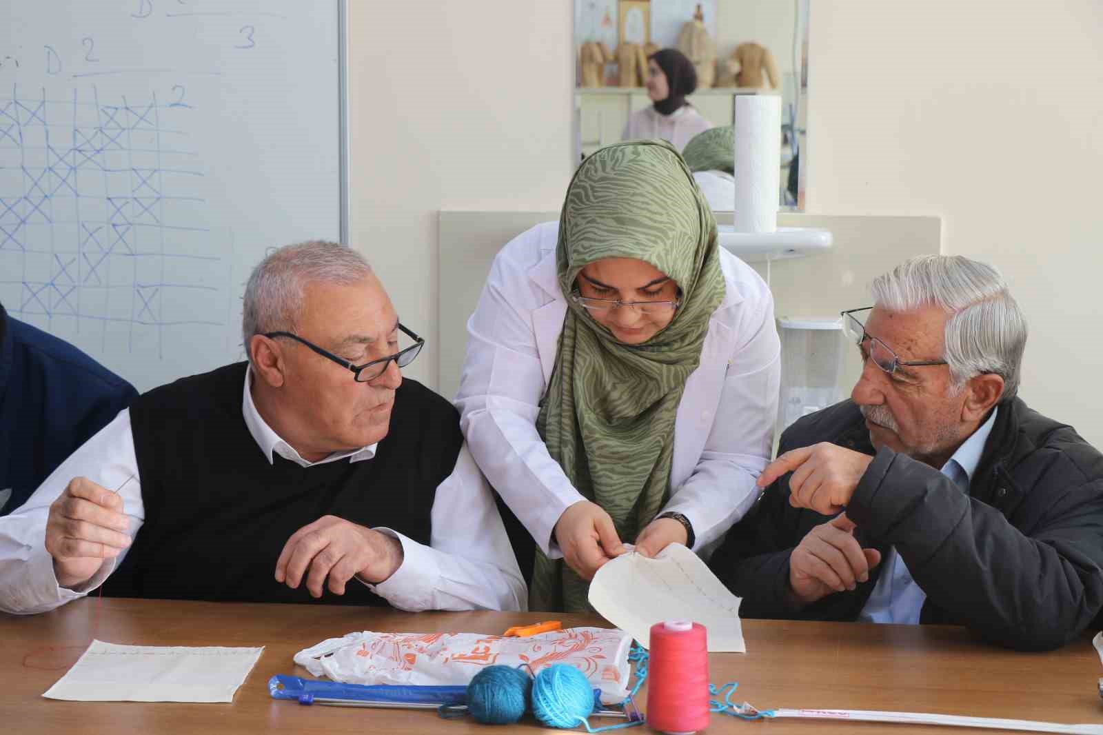 EBYÜ Tazelenme Üniversitesi’nde örgü dersi alan 60 yaş üstü erkek öğrenciler renkli görüntüler oluşturdu
