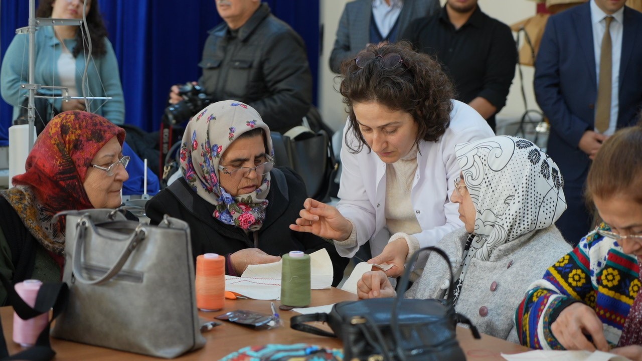 EBYÜ Tazelenme Üniversitesi’nde örgü dersi alan 60 yaş üstü erkek öğrenciler renkli görüntüler oluşturdu
