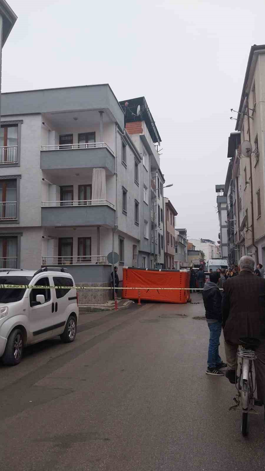 Karısını kemerle boğarak öldürdü, çatıya çıkıp intihar etmek istedi
