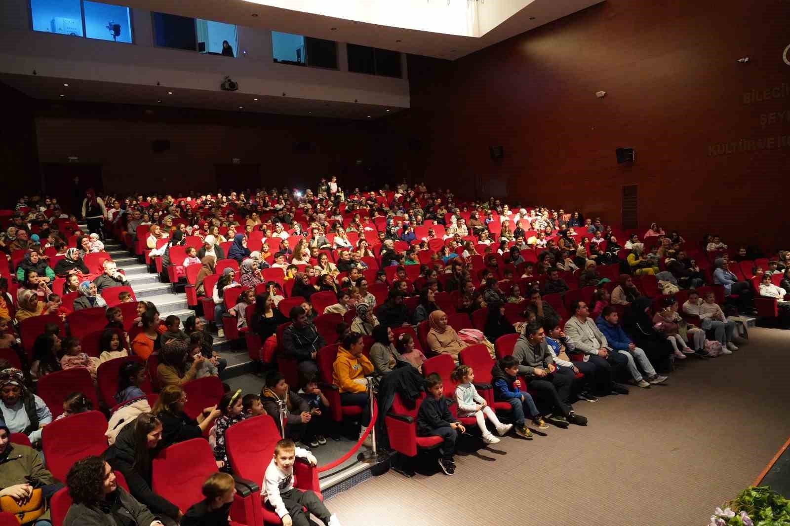 Çocuklar, Denizaltı Macerası adlı çocuk tiyatrosunda eğlenceli vakit geçirdi
