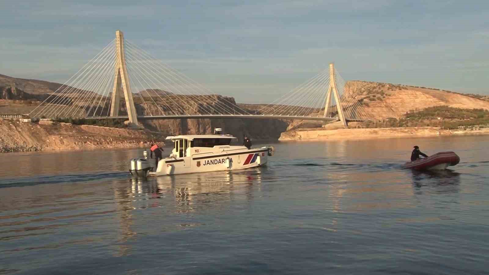 Kayıp şahıs jandarma ve polis ekipleri tarafından su altında aranıyor
