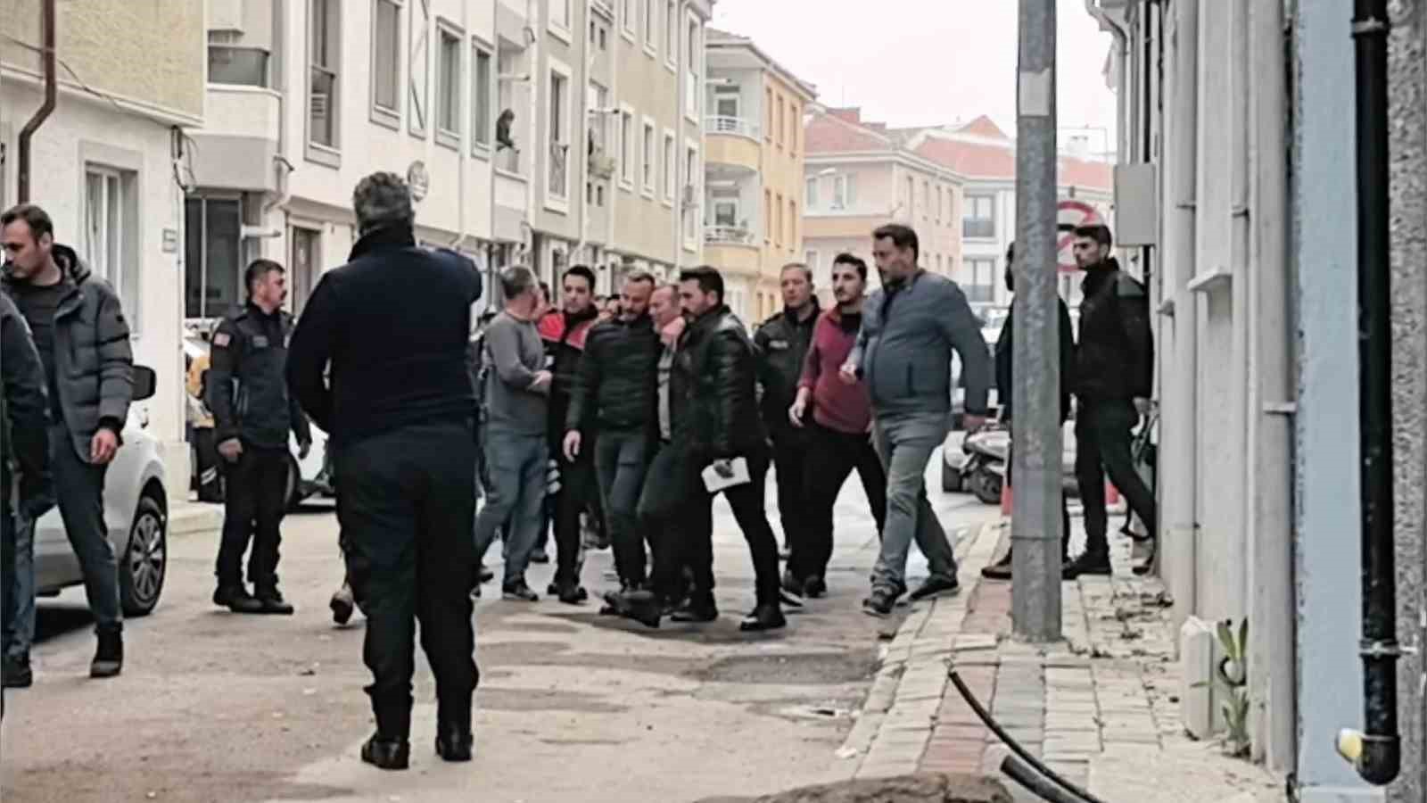 Karısını öldürdü, çatıya çıktı...Gözyaşlarıyla teslim oldu
