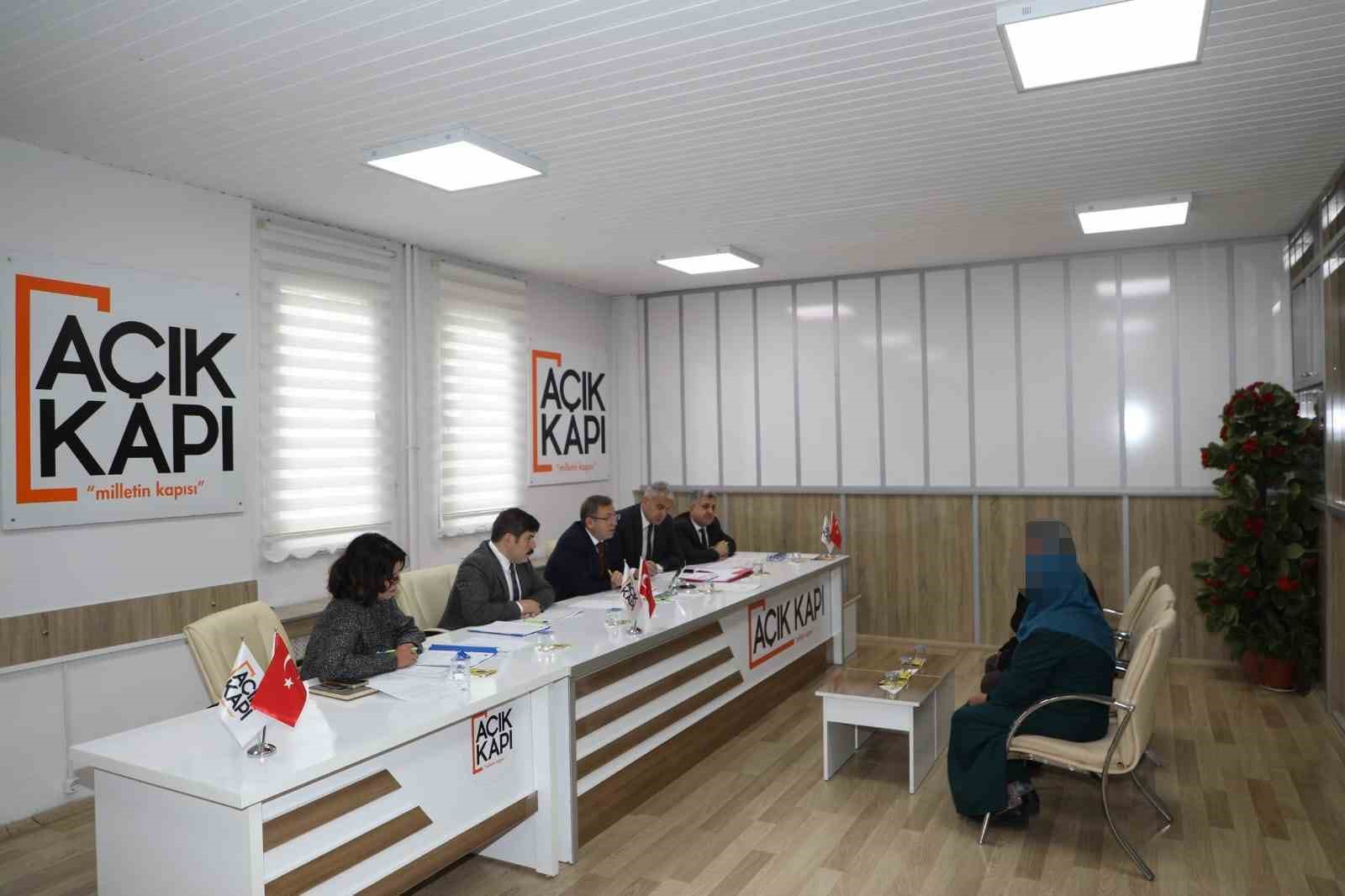 Kars Valisi Ziya Polat, Açık Kapı’da vatandaşları dinledi
