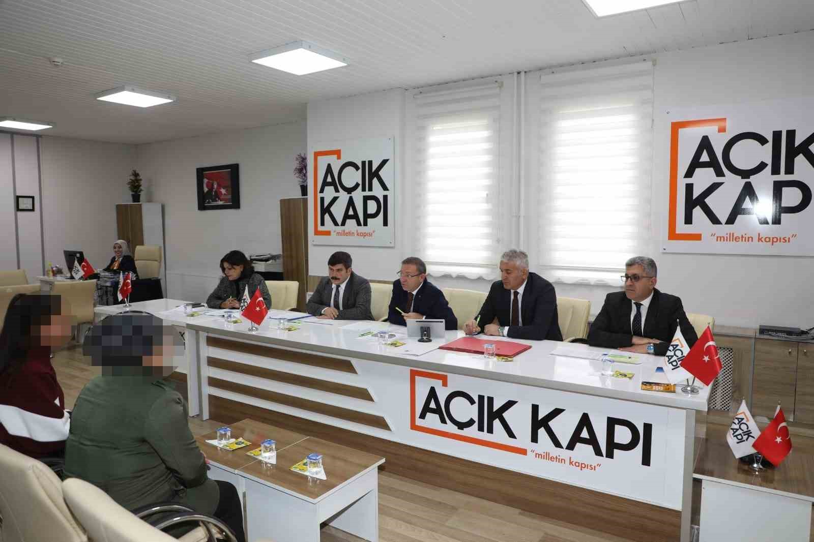 Kars Valisi Ziya Polat, Açık Kapı’da vatandaşları dinledi
