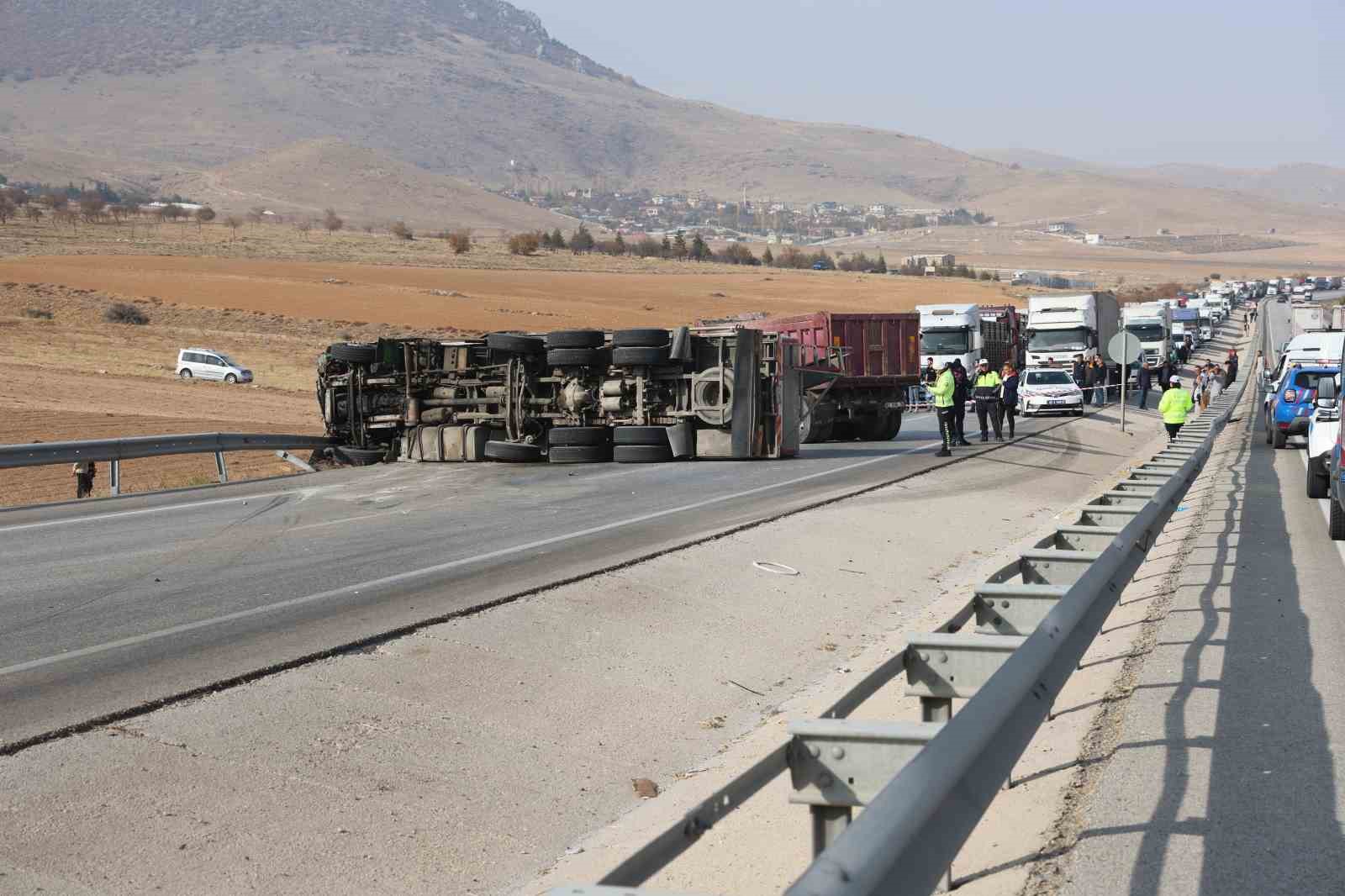 Karşı şeride geçen kamyon başka bir kamyonla çarpıştı: 2 ölü
