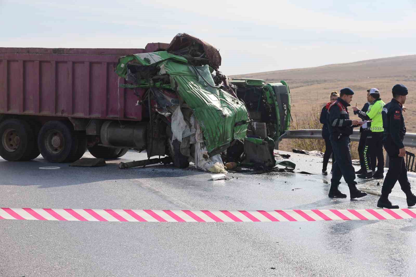 Karşı şeride geçen kamyon başka bir kamyonla çarpıştı: 2 ölü
